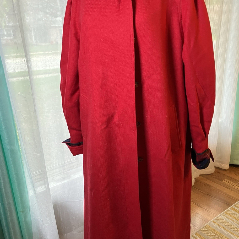 Vintage Coat By Avoca Collection Ireland   100% Wool Size Medium Red.